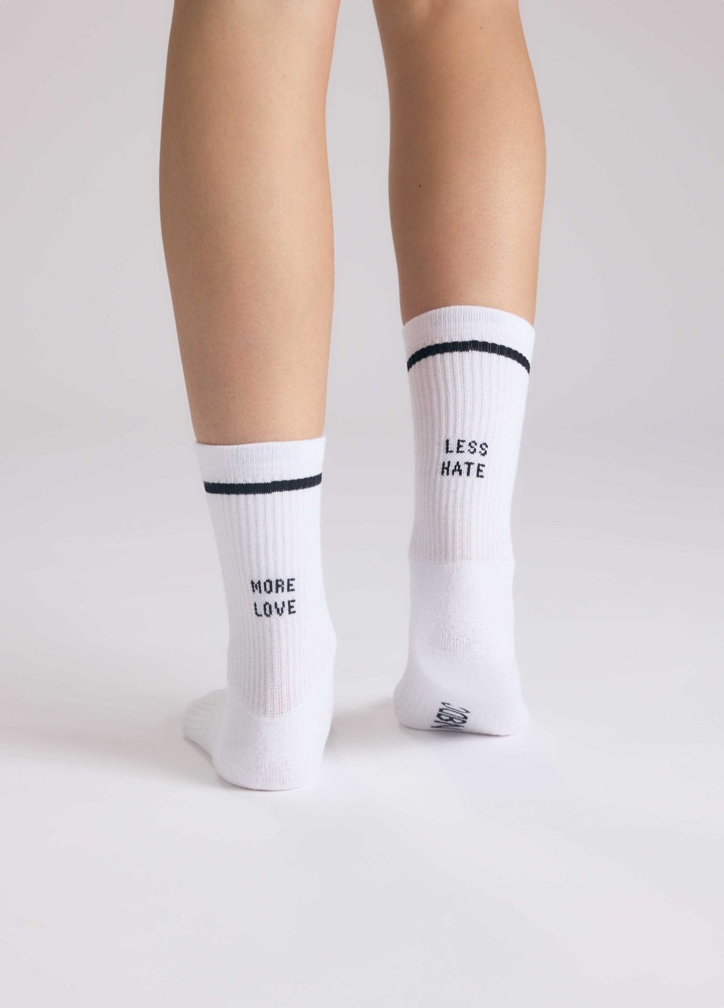 MORE LOVE, LESS HATE Socken - NBDC