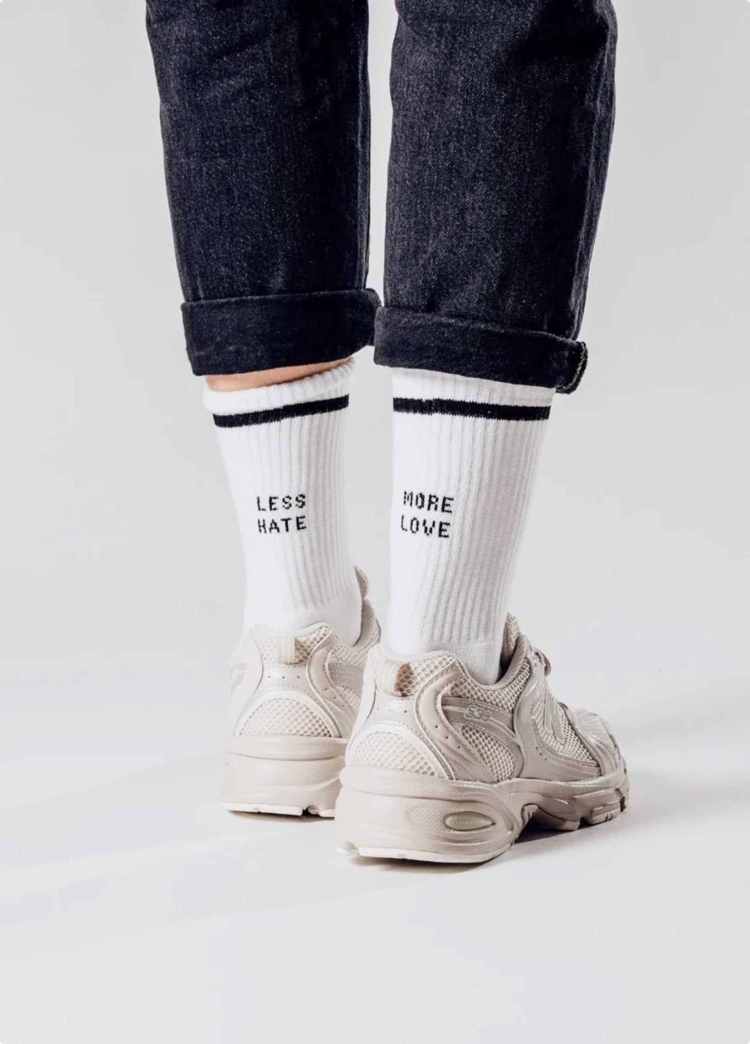 MORE LOVE, LESS HATE Socken - NBDC